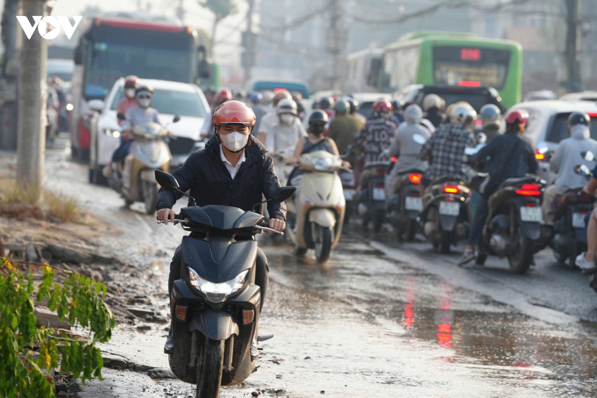 xe co chat vat nhich tung met tren dai cong truong quoc lo 6 - xuan mai, ha noi hinh anh 7