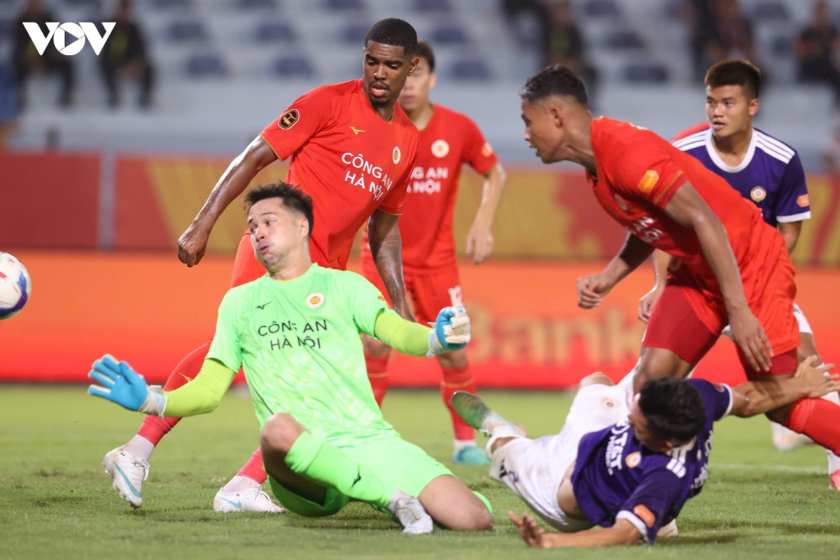 ha noi fc danh bai cahn, ninh binh chiem ngoi dau v-league hinh anh 3