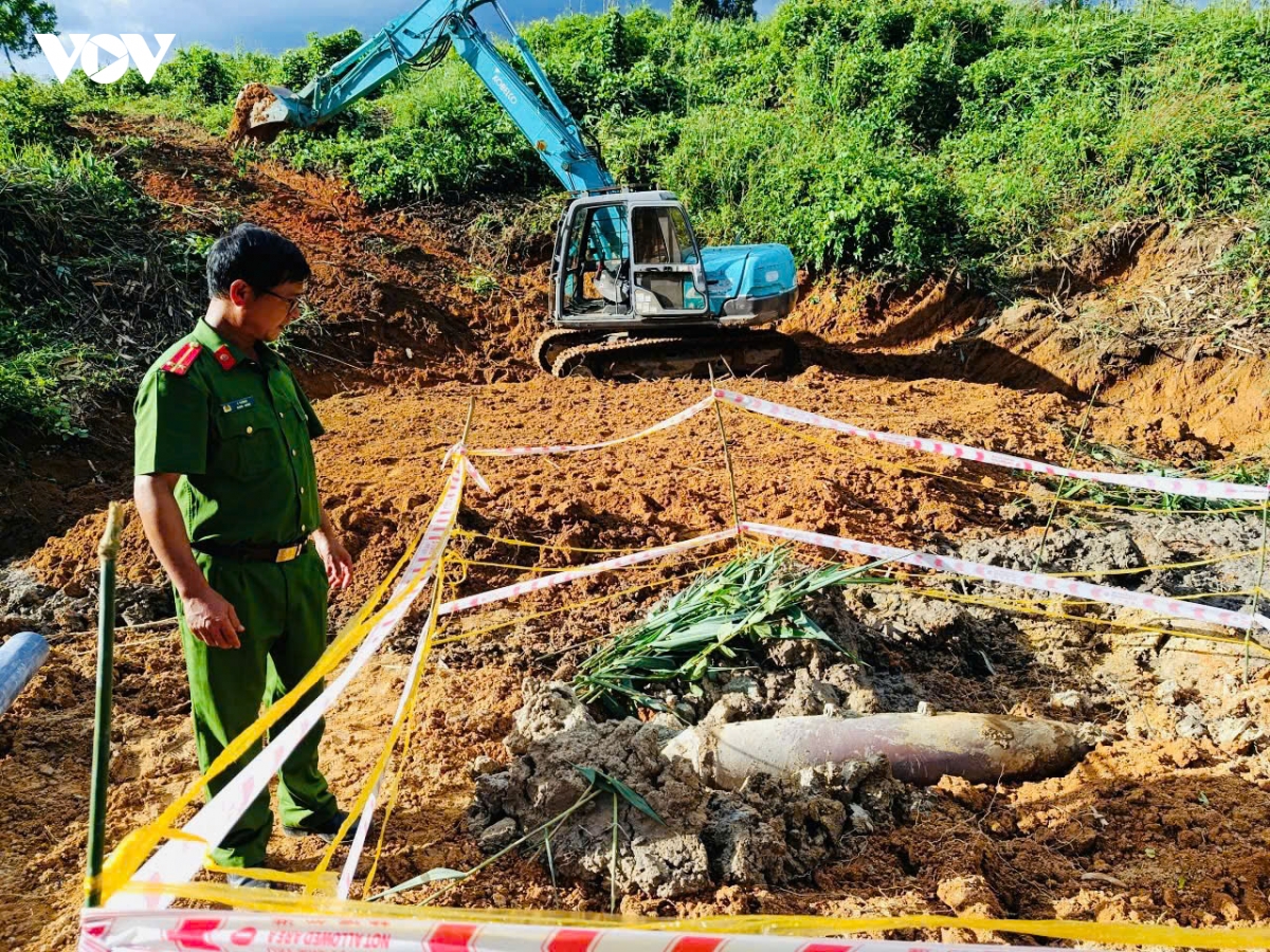 phat hien vat the nghi bom khi dao ao chua nuoc hinh anh 1