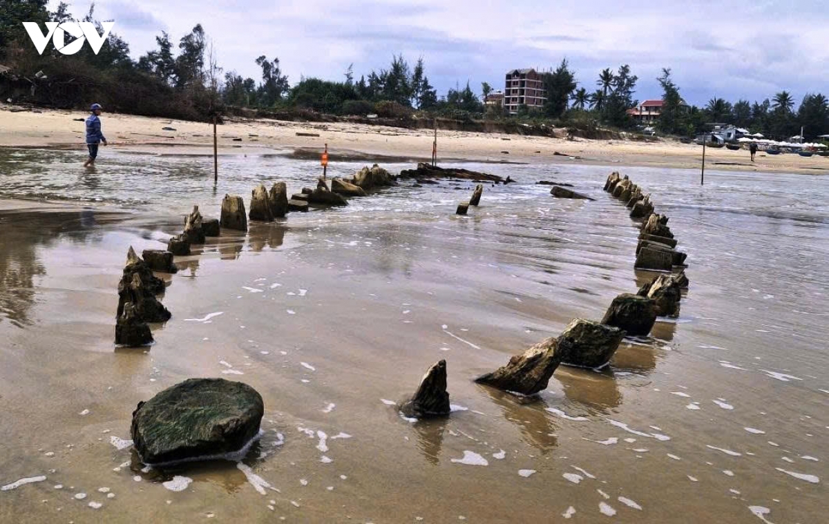 Đà Nẵng lên phương án khai quật con tàu cổ phát lộ trên bãi biển Hội An Tây