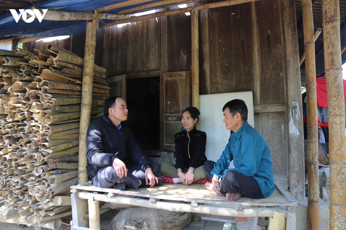 nhung can bo biet phai bam ban, sat dan noi bien vien hinh anh 1