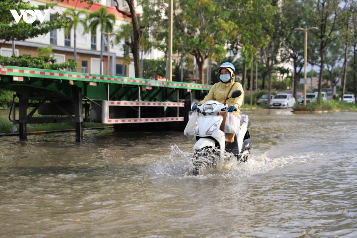 trieu cuong dat dinh, nguoi dan tp.hcm chat vat di chuyen trong bien nuoc hinh anh 8