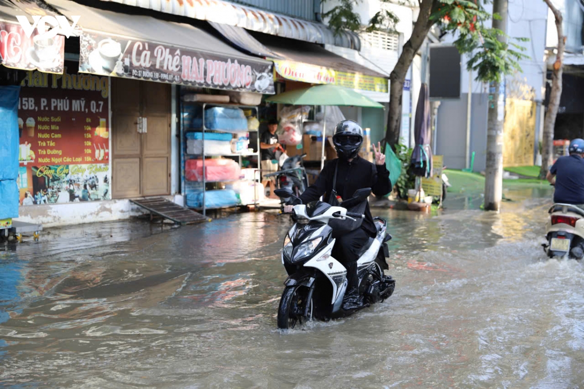 trieu cuong dat dinh, nguoi dan tp.hcm chat vat di chuyen trong bien nuoc hinh anh 1