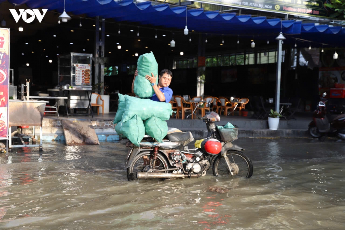 trieu cuong dat dinh, nguoi dan tp.hcm chat vat di chuyen trong bien nuoc hinh anh 11