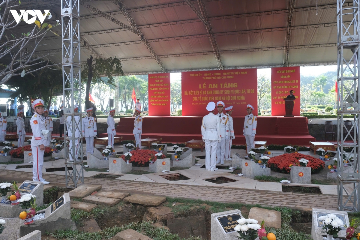 le vieng, truy dieu va an tang hai cot liet si tai cong vien le thi rieng hinh anh 29