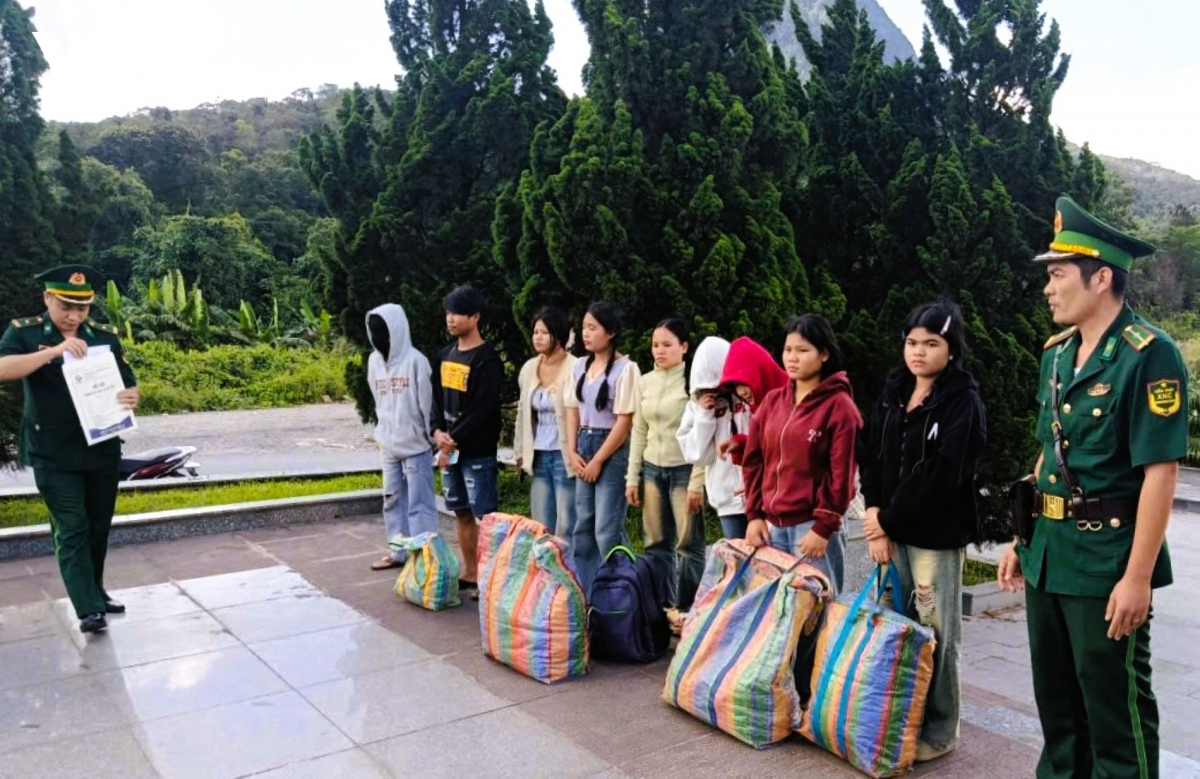 quang tri truc xuat 9 cong dan nuoc ngoai nhap canh trai phep hinh anh 1
