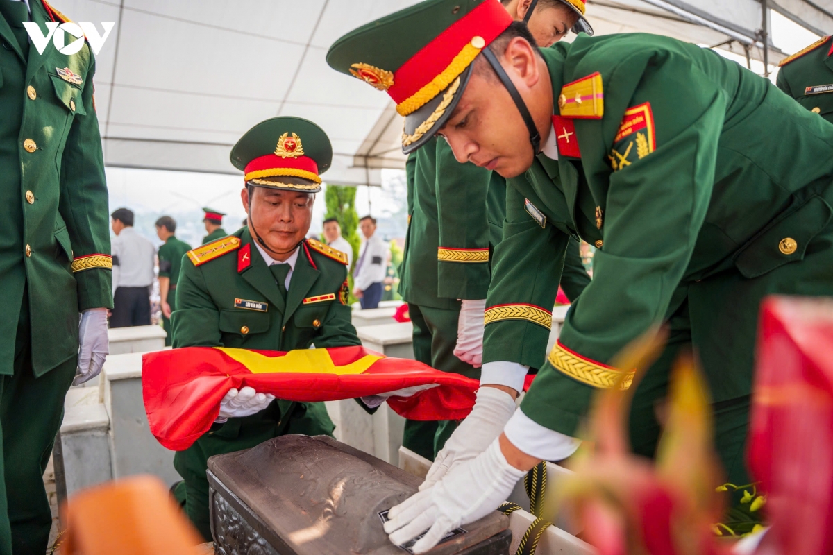noi an nghi cua 93 hai cot liet si tai nghia trang liet si vi xuyen hinh anh 11
