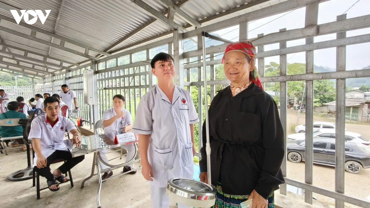 lap to y te luu dong, kham suc khoe tan nha cho nguoi dan hinh anh 1
