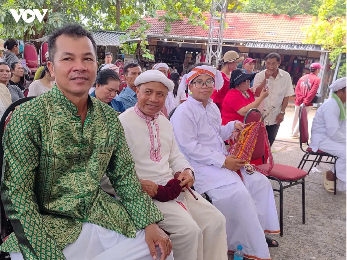nguoi phu nu vun dap noi luc cho cong dong cham hinh anh 3