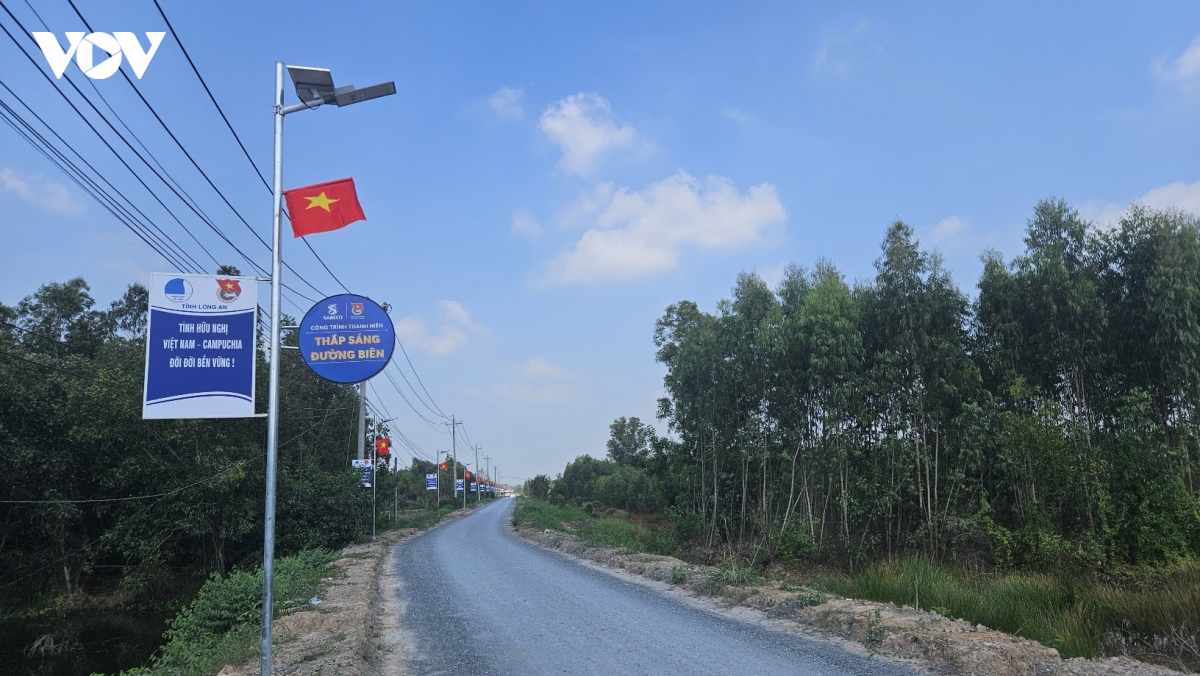 Tây Ninh khởi công lắp đèn năng lượng mặt trời trên đường tuần tra biên giới