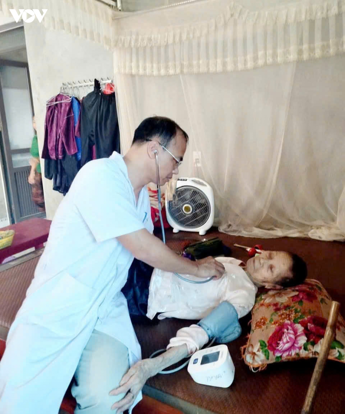 lap to y te luu dong, kham suc khoe tan nha cho nguoi dan hinh anh 2