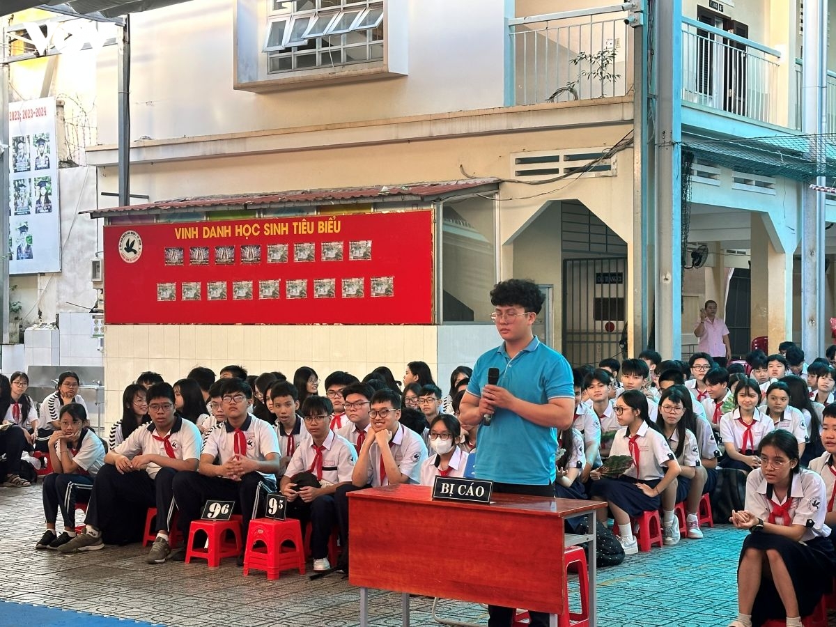 tu mau thuan tren mang den phien toa bai hoc canh tinh hoc sinh hinh anh 1