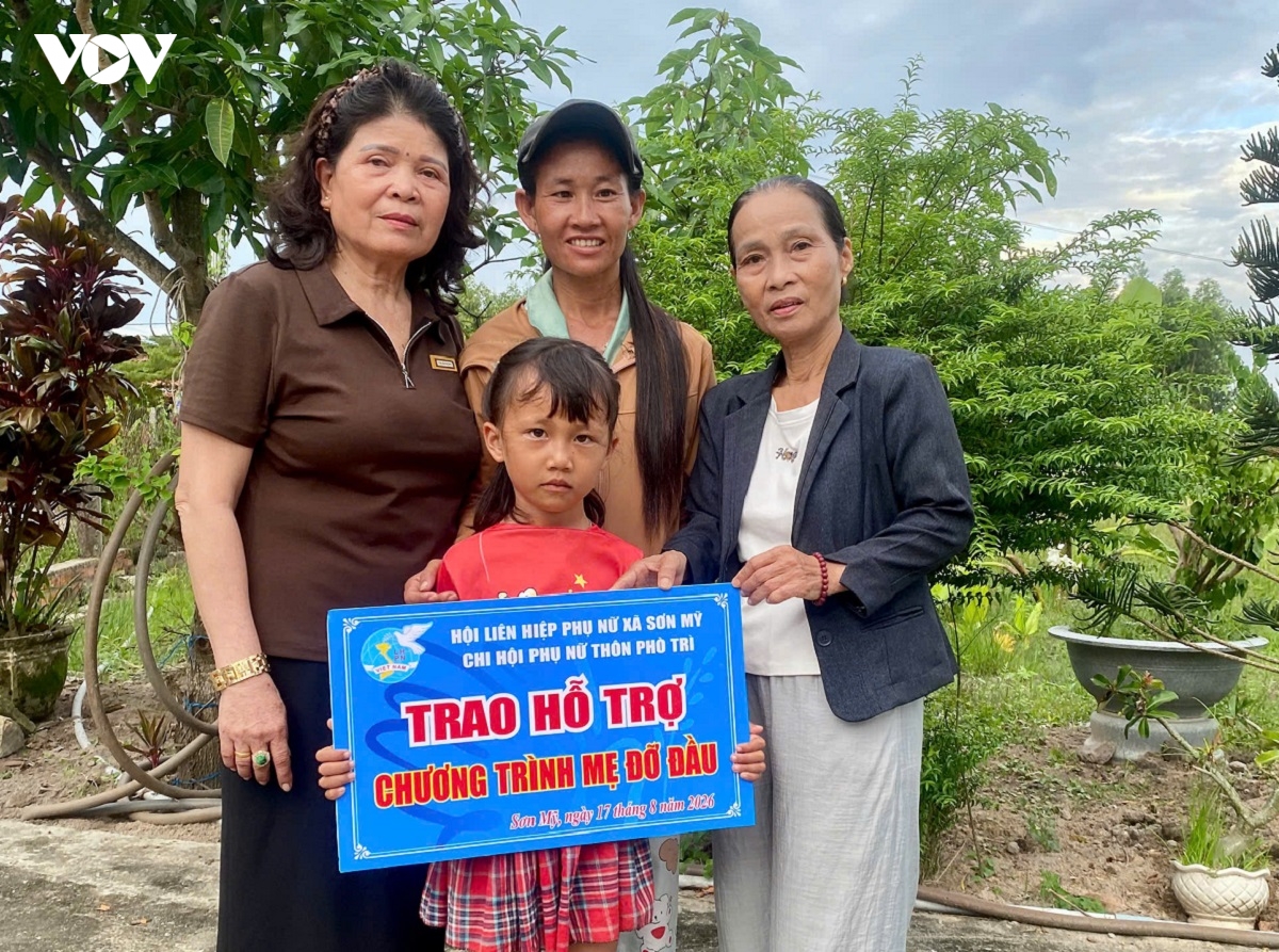 nguoi phu nu vun dap noi luc cho cong dong cham hinh anh 1