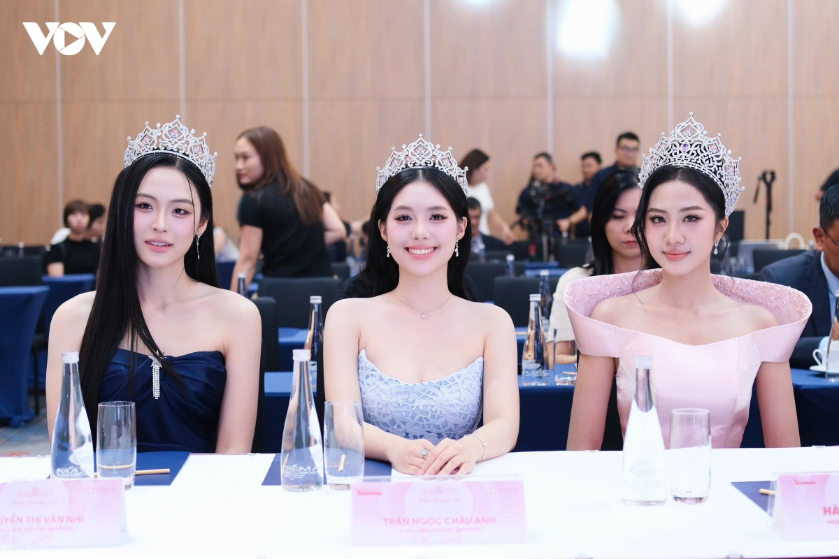 Ngọc Hân bế con lên thảm đỏ, Top 3 Hoa hậu Việt Nam 2024 cùng đọ sắc