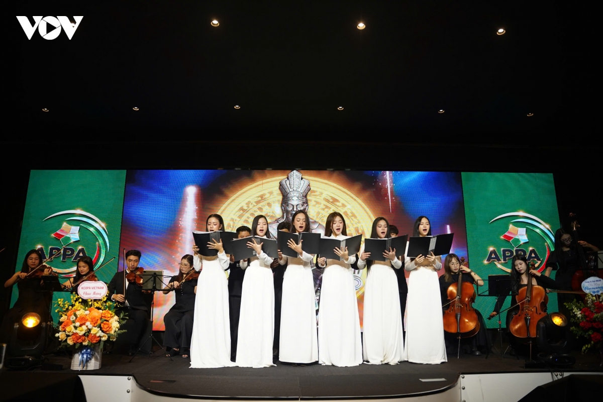 nsnd thanh hoa tiep tuc lam chu tich hoi bao ve quyen nghe si bieu dien hinh anh 2