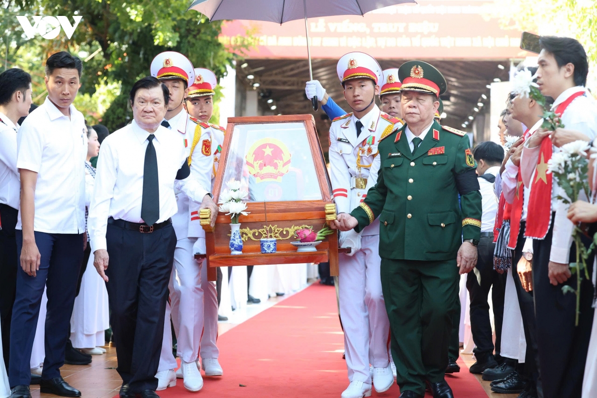 le vieng, truy dieu va an tang hai cot liet si tai cong vien le thi rieng hinh anh 21