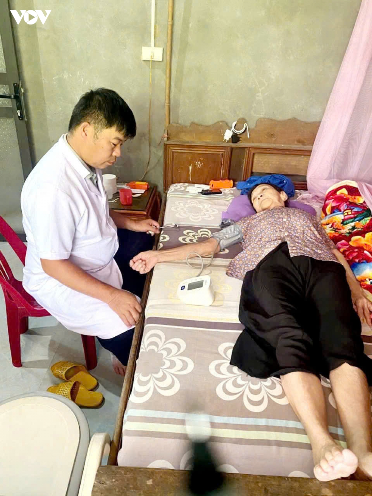 lap to y te luu dong, kham suc khoe tan nha cho nguoi dan hinh anh 3
