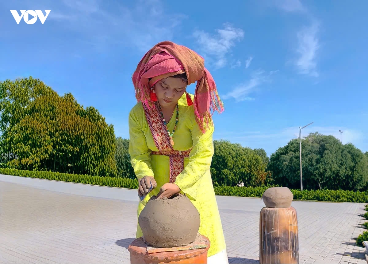ve khanh hoa nghe chuyen gom cham bau truc hinh anh 3