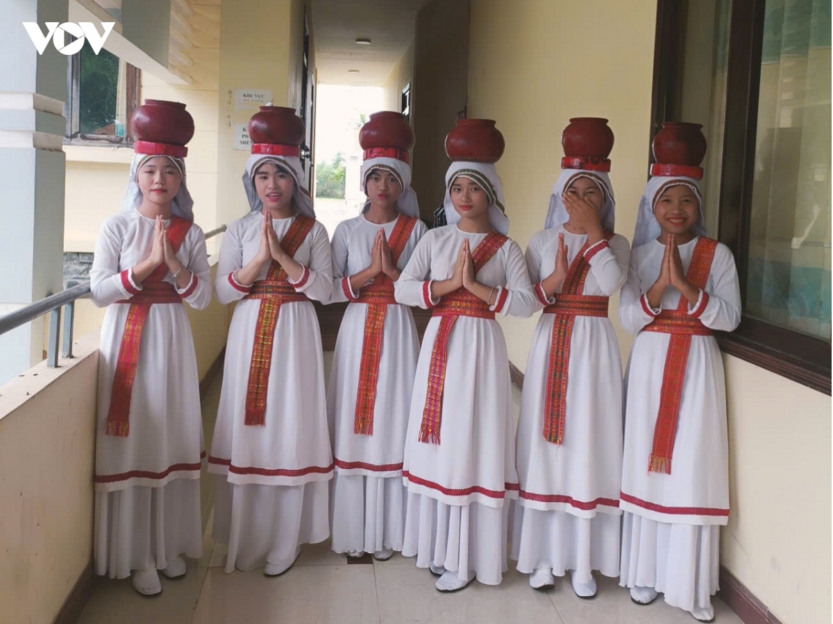 nguoi phu nu vun dap noi luc cho cong dong cham hinh anh 4