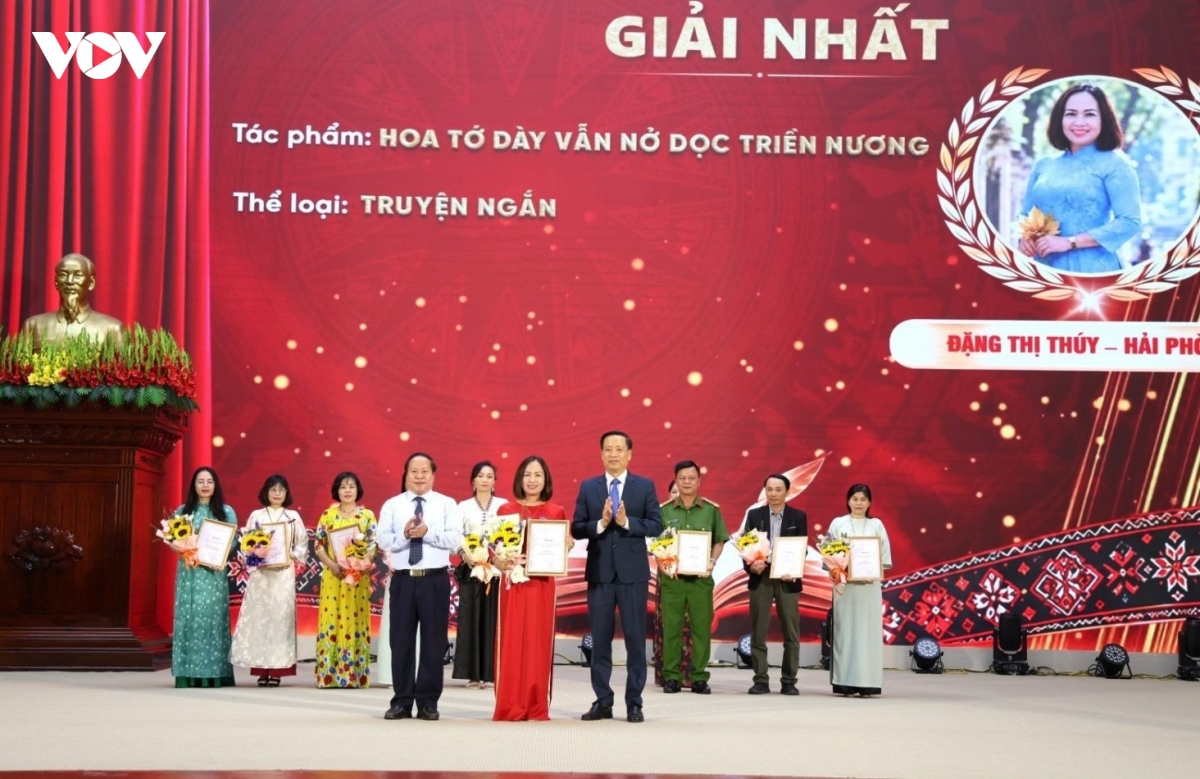 lai chau trao 26 giai thuong cuoc thi sang tac van hoc, nghe thuat hinh anh 3