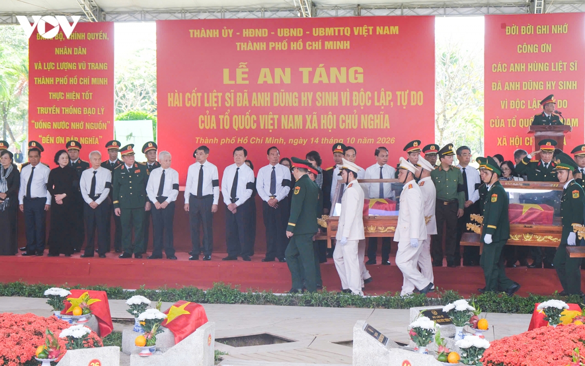 le vieng, truy dieu va an tang hai cot liet si tai cong vien le thi rieng hinh anh 2
