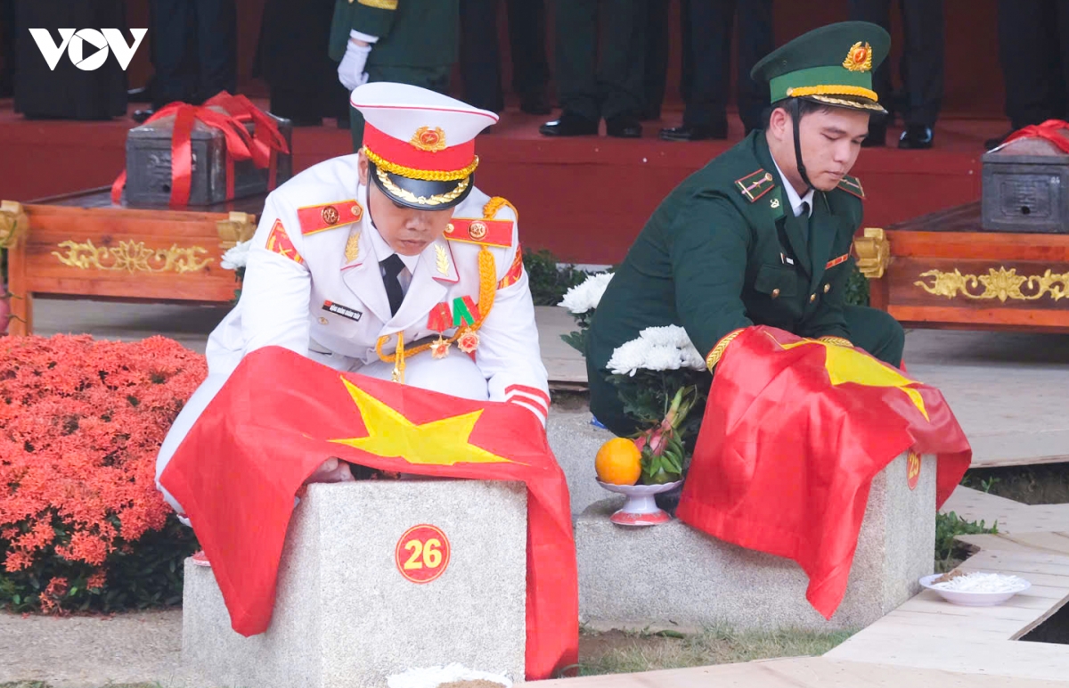 le vieng, truy dieu va an tang hai cot liet si tai cong vien le thi rieng hinh anh 4