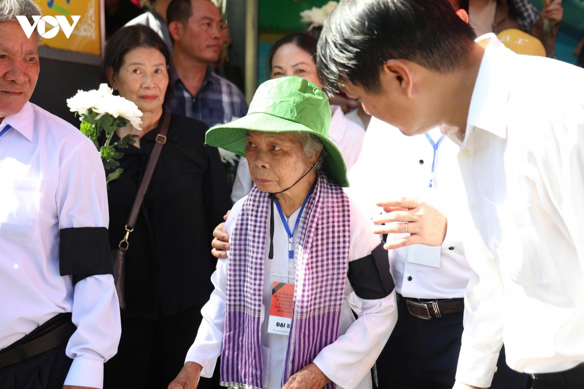 le vieng, truy dieu va an tang hai cot liet si tai cong vien le thi rieng hinh anh 45