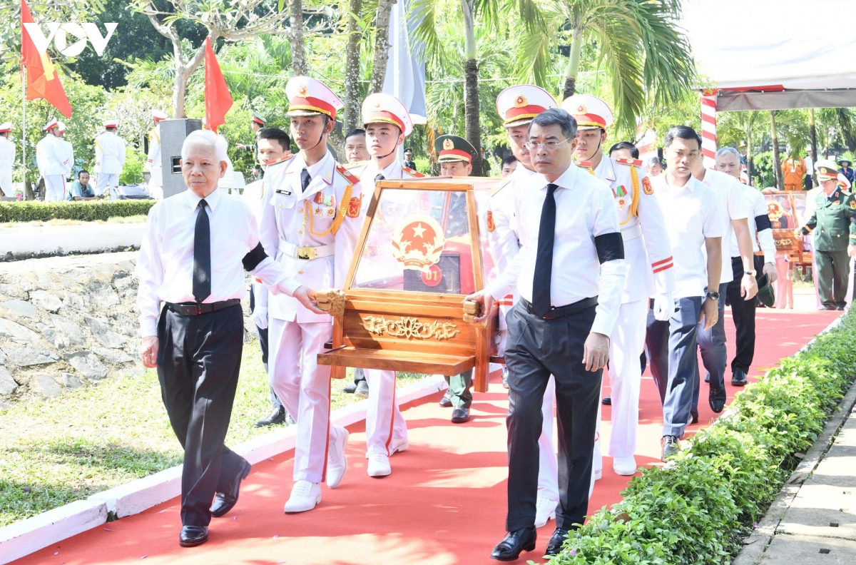 tieu quach hai cot liet si dau tien duoc dua vao vi tri an tang tai nghia trang liet si tp.hcm hinh anh 2