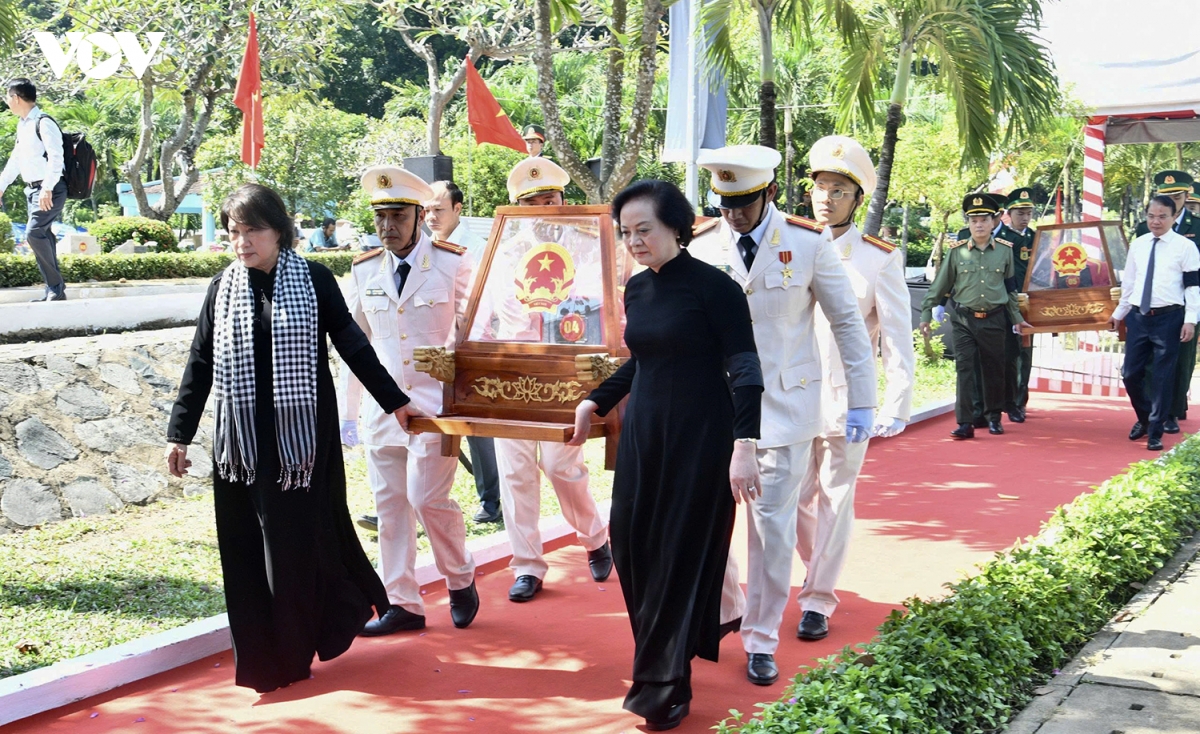 tieu quach hai cot liet si dau tien duoc dua vao vi tri an tang tai nghia trang liet si tp.hcm hinh anh 4
