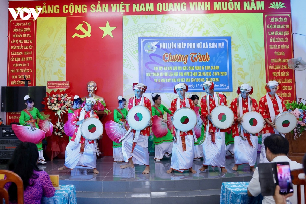 nguoi phu nu vun dap noi luc cho cong dong cham hinh anh 5