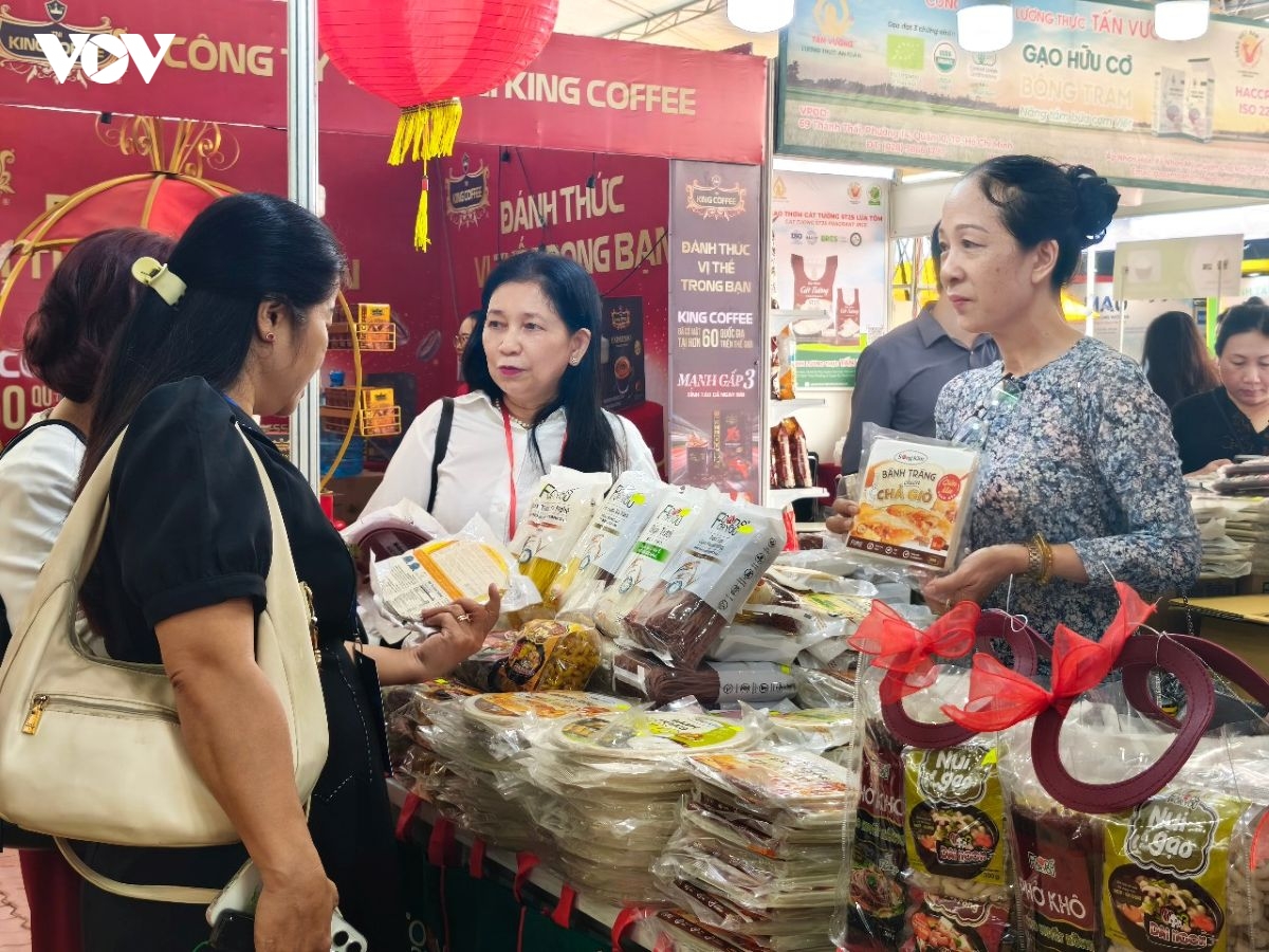 15 nam ket noi cung - cau, hon 3.000 san pham tham gia chuoi cung ung xanh hinh anh 2