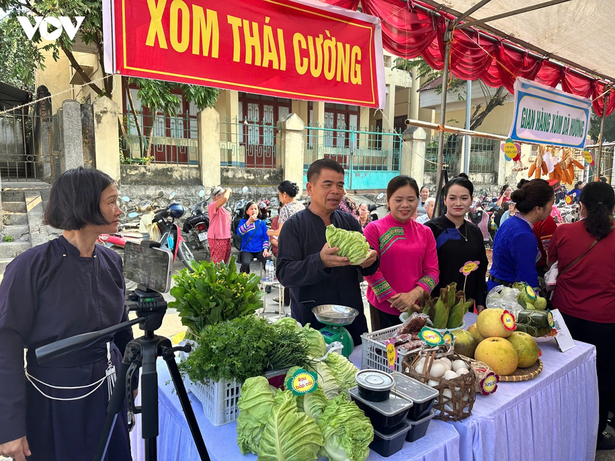 nong dan hoa an livestream ban hang, dua dac san cao bang vuon xa hinh anh 4