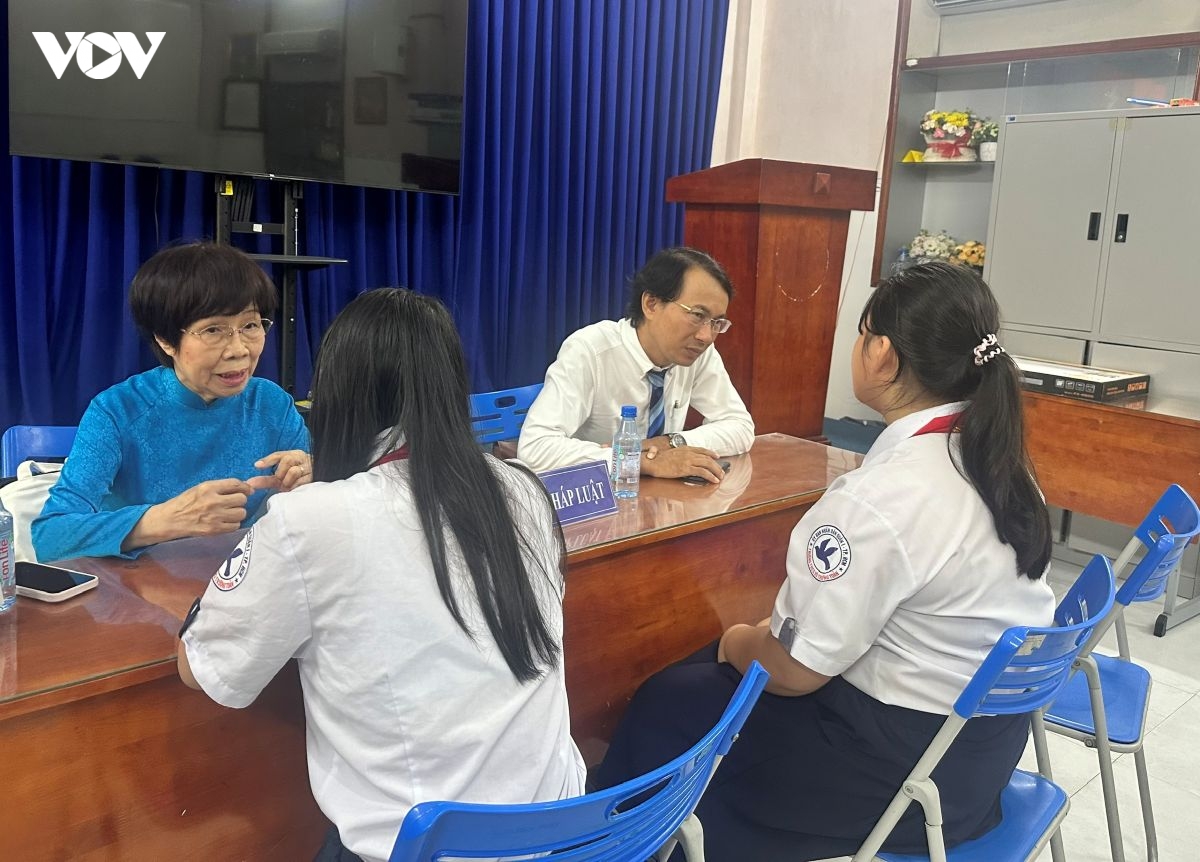 tu mau thuan tren mang den phien toa bai hoc canh tinh hoc sinh hinh anh 7
