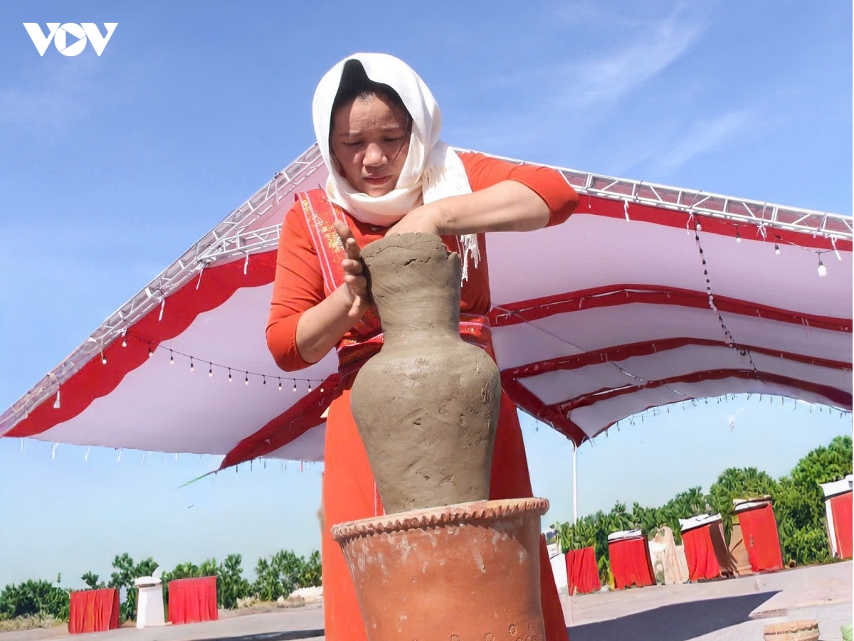 ve khanh hoa nghe chuyen gom cham bau truc hinh anh 8