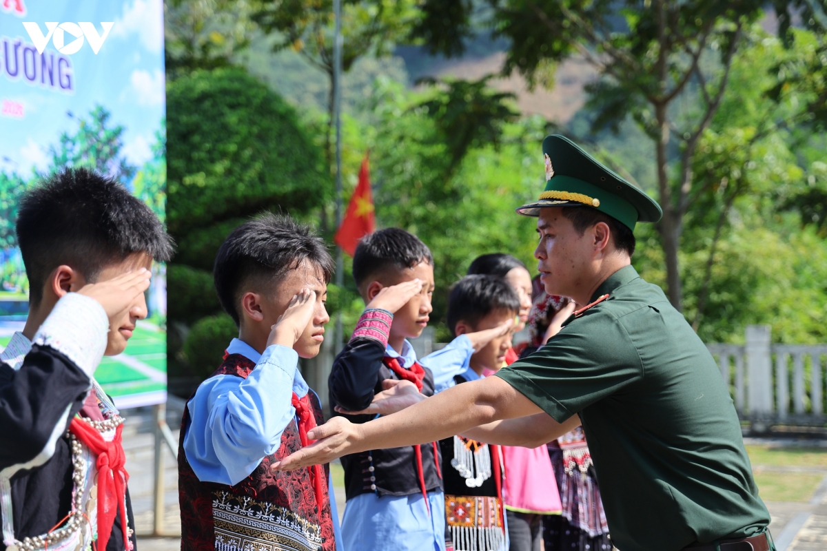 Xúc động tiết học biên cương nơi dòng sông Hồng chảy vào đất Việt