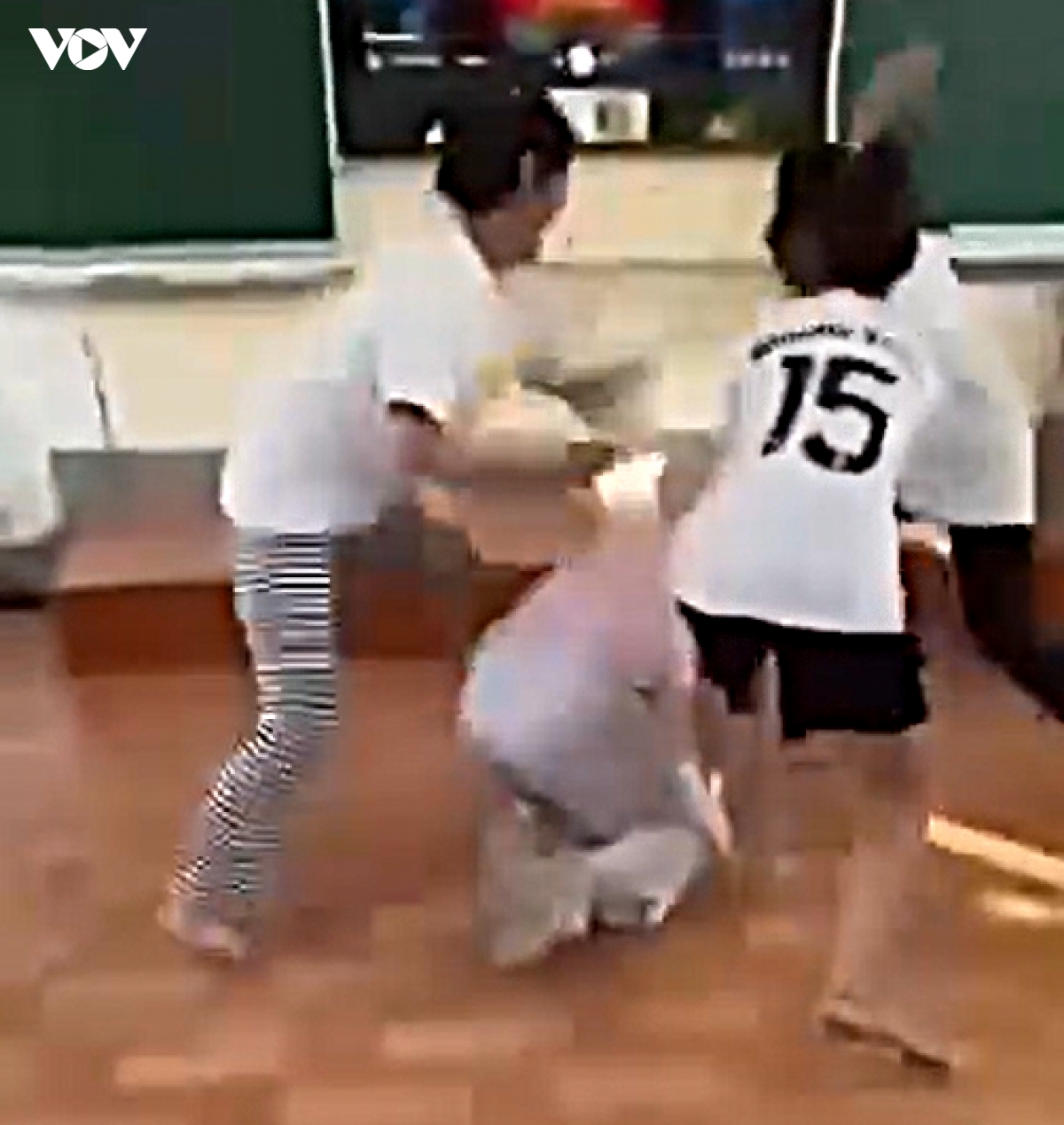 mot nu sinh lop 10 bi ban danh hoi dong khi dang tap van nghe hinh anh 1