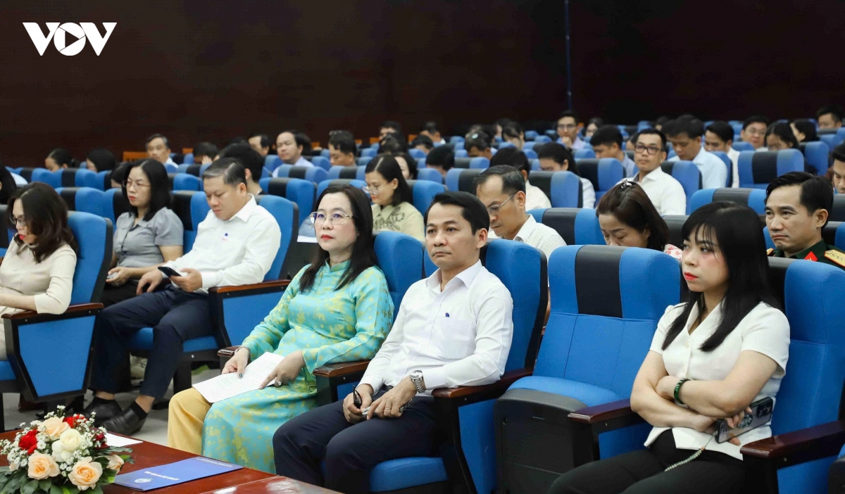 truyen thong chinh sach phai di truoc, tranh khoang trong thong tin hinh anh 2