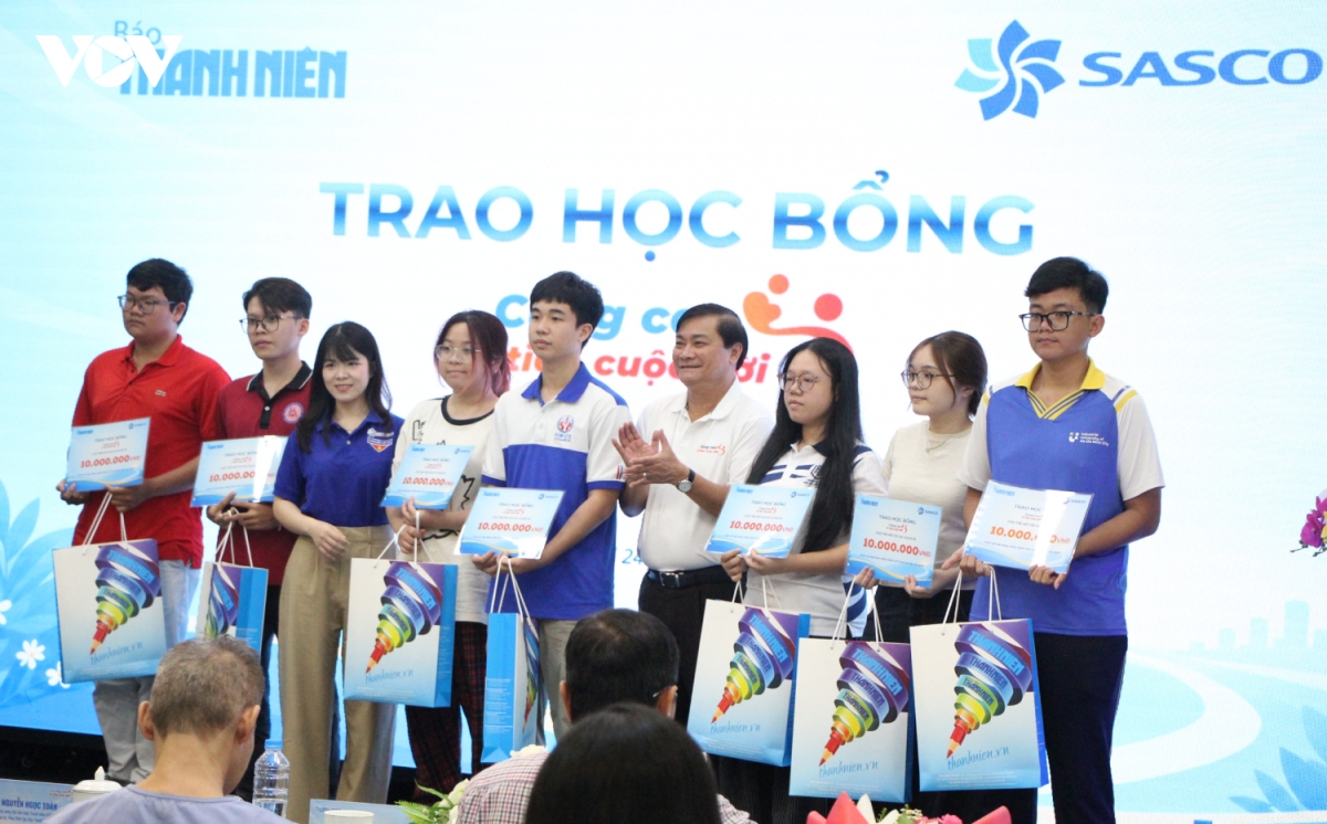 cung con di tiep cuoc doi gan 2,1 ty dong bao tro 18 tre mo coi hinh anh 4