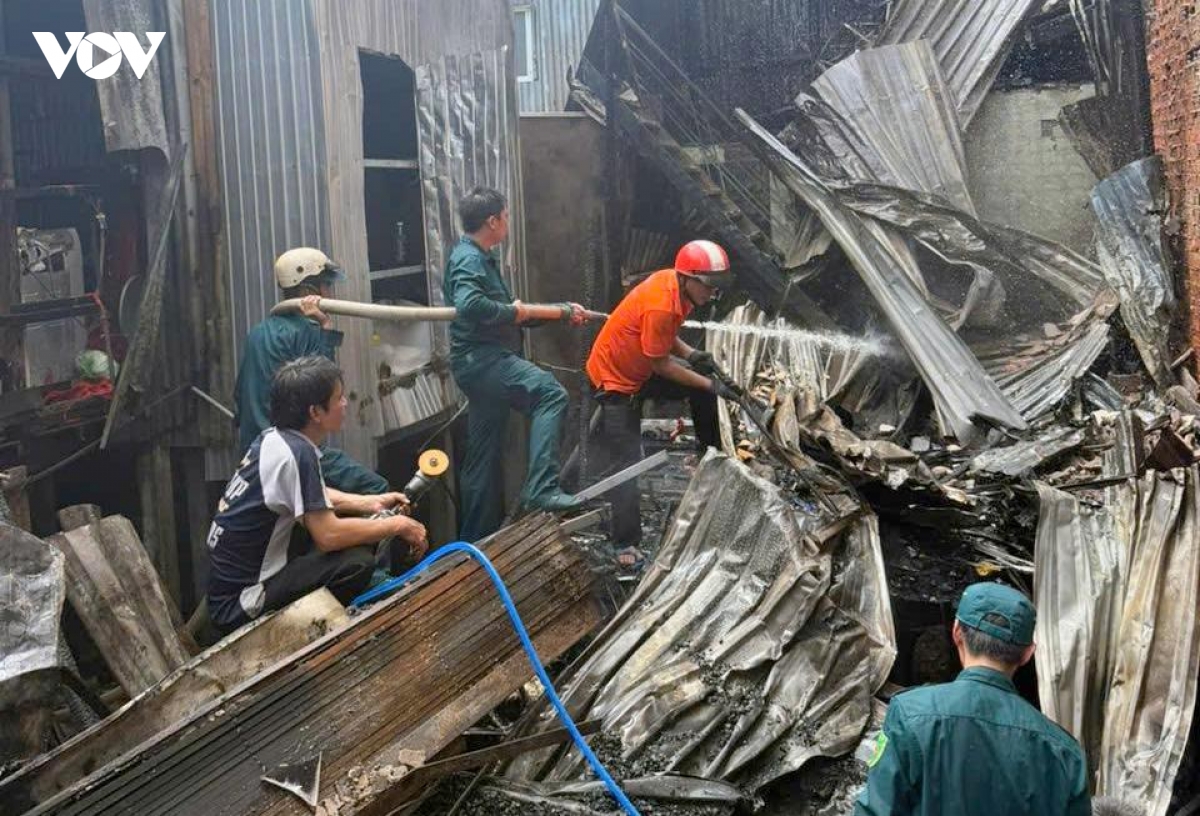 binh gas phat no giua dam chay o an giang, 6 ho dan bi thiet hai hinh anh 1