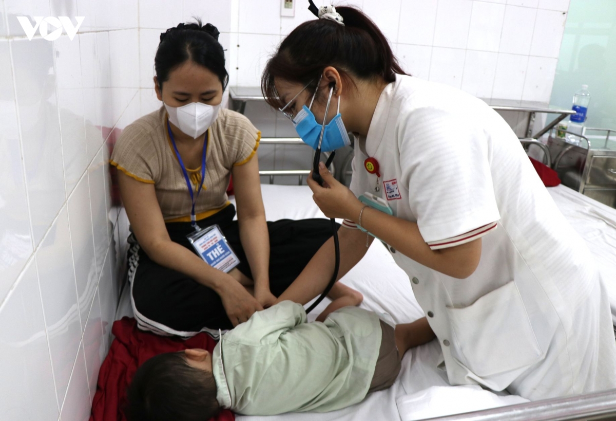 benh giao mua gia tang, nhieu tre em o hue nhap vien hinh anh 1