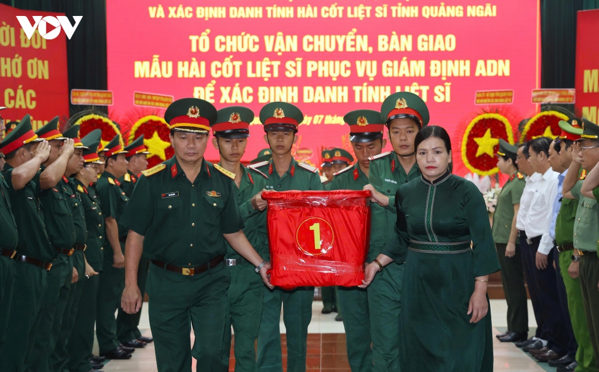 Dua hon 2.200 mau hai cot liet si tu quang ngai ra ha noi xet nghiem adn hinh anh 5