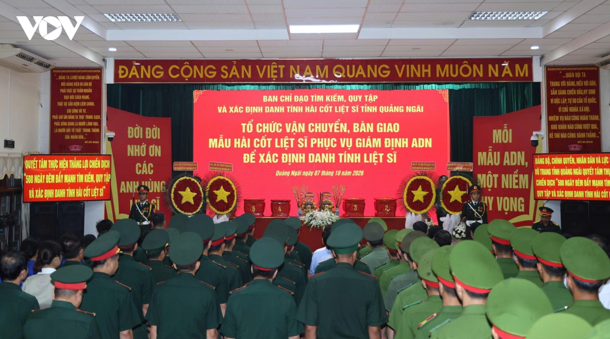 Dua hon 2.200 mau hai cot liet si tu quang ngai ra ha noi xet nghiem adn hinh anh 1