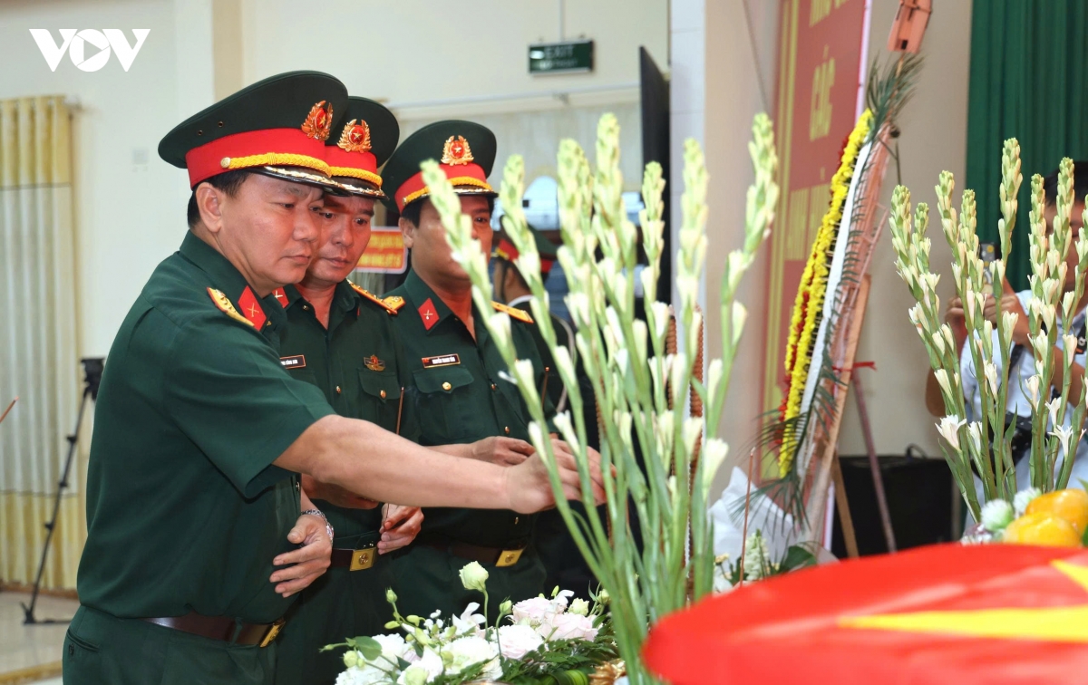 Dua hon 2.200 mau hai cot liet si tu quang ngai ra ha noi xet nghiem adn hinh anh 3