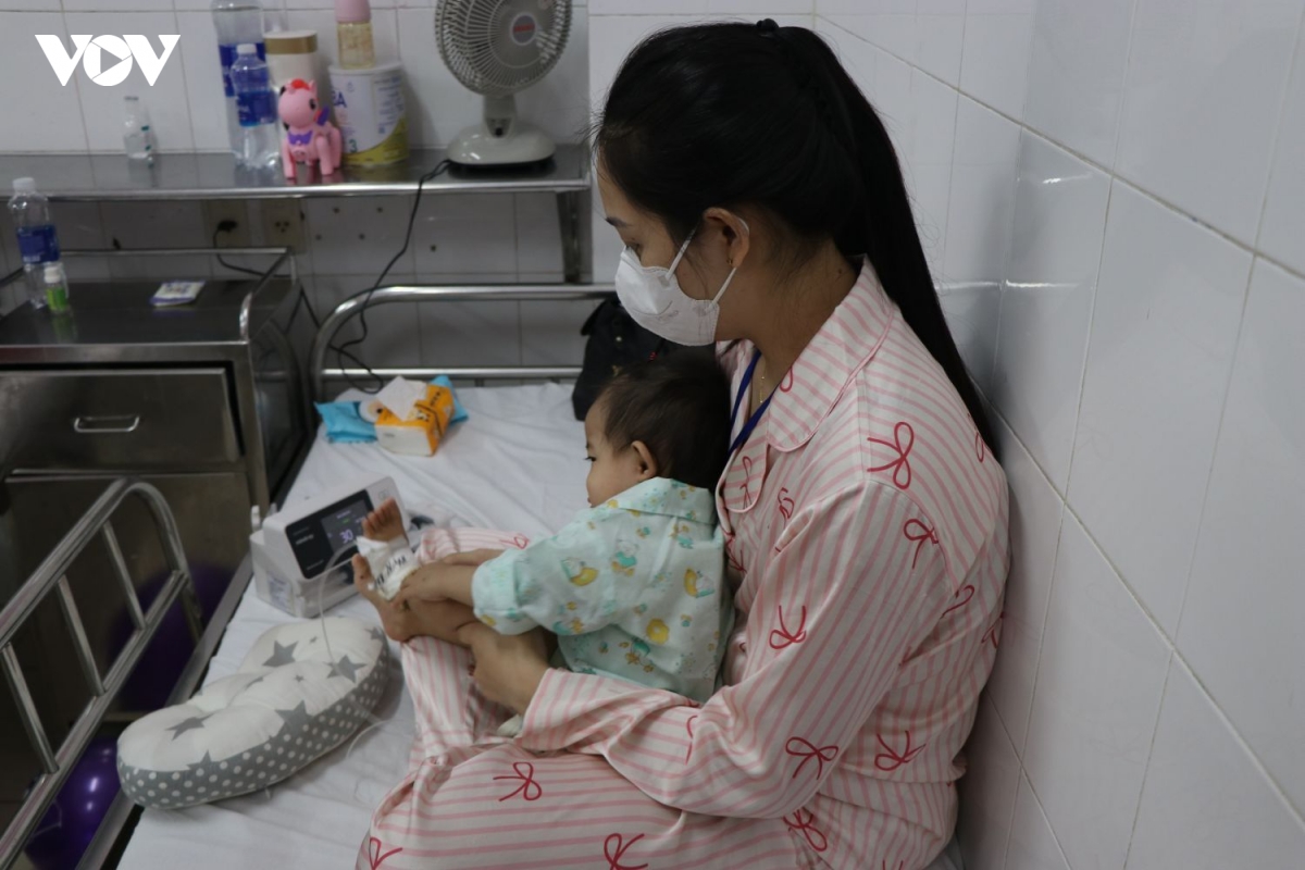 benh giao mua gia tang, nhieu tre em o hue nhap vien hinh anh 2