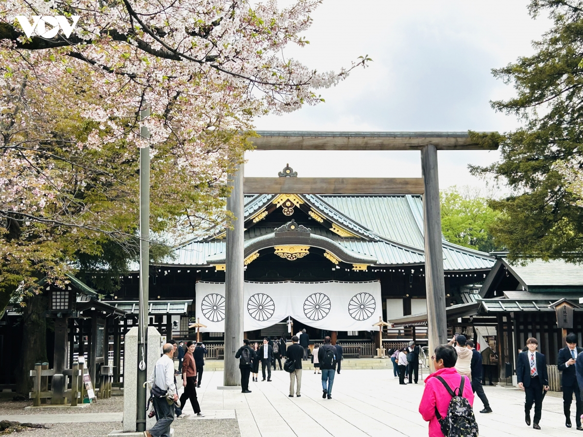 khoang 70 nha lap phap nhat ban den du le hoi mua thu tai den yasukuni hinh anh 1