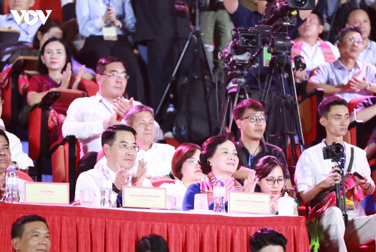 vong xoe muong lo ket noi sac mau tay bac hinh anh 1