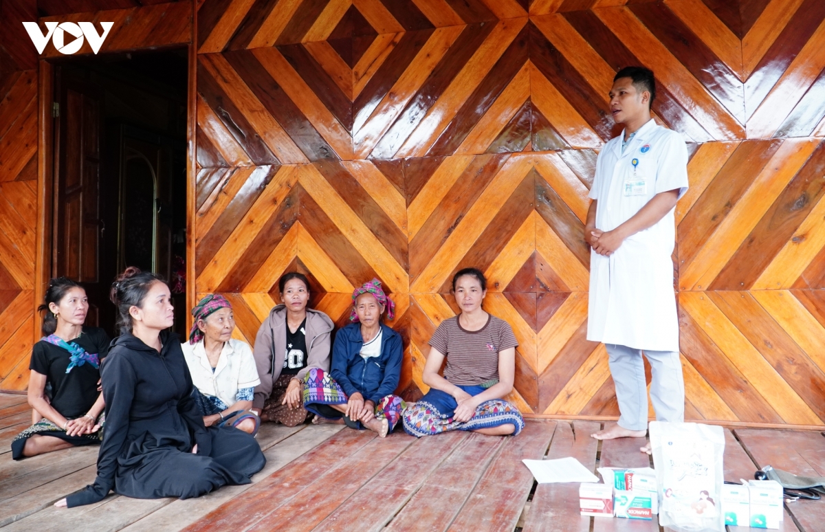 dan ngai di kham vi thieu thuoc, bac si ve tan ban de cham soc suc khoe cho ba con hinh anh 4