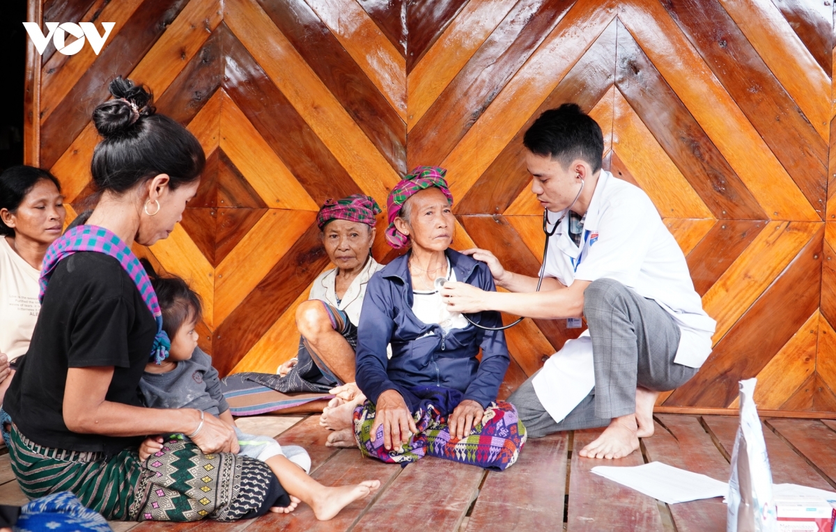 dan ngai di kham vi thieu thuoc, bac si ve tan ban de cham soc suc khoe cho ba con hinh anh 1