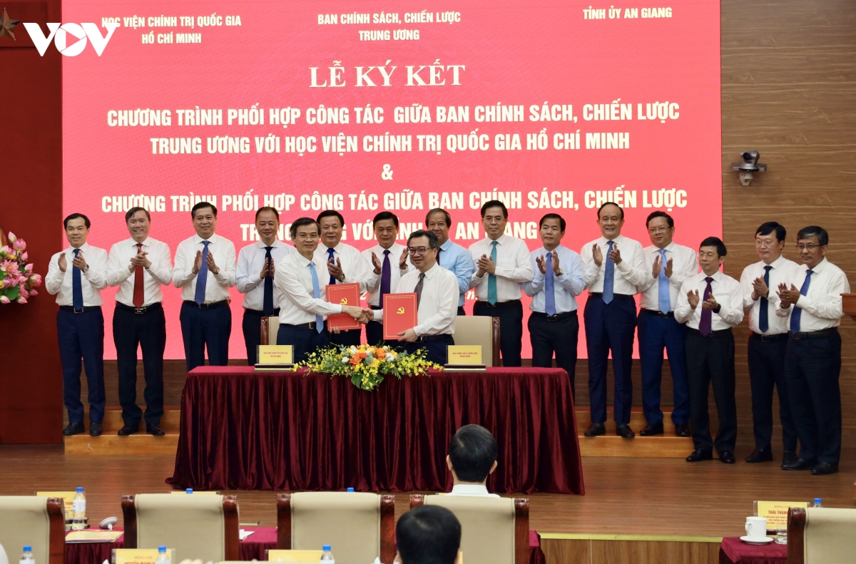 ban chinh sach, chien luoc trung uong ky ket chuong trinh phoi hop cong tac hinh anh 1