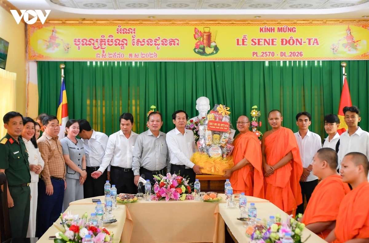 bi thu can tho tham, chuc mung dong bao khmer dip le sene dolta hinh anh 2